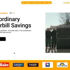 Trois hommes posent avec des panneaux solaires. Obtenez votre prix radio chat pour des économies d'énergie exceptionnelles.