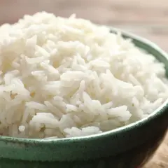 Un bol de riz blanc, remède réconfortant pour un chien souffrant de diarrhée.
