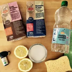 Vinaigre, bicarbonate de soude, cristaux de soude, citron, huile essentielle et éponge pour enlever odeur urine chat.
