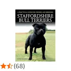 Un Staffordshire Bull Terrier noir, fier et musclé, pose sur l'herbe. La couverture du livre "Staffordshire Bull Terriers" est visible.