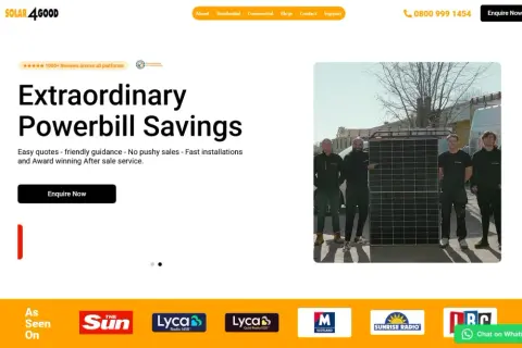 Trois hommes posent avec des panneaux solaires. Obtenez votre prix radio chat pour des économies d'énergie exceptionnelles.