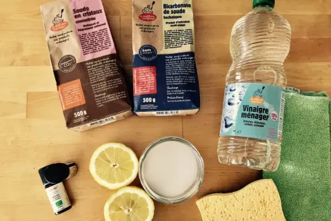 Vinaigre, bicarbonate de soude, cristaux de soude, citron, huile essentielle et éponge pour enlever odeur urine chat.