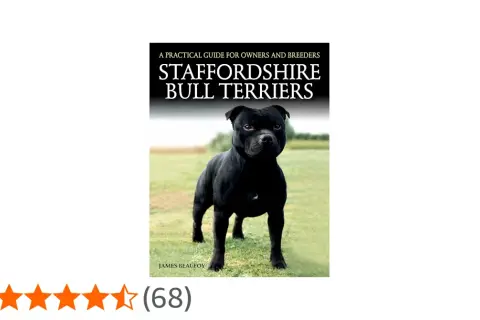 Un Staffordshire Bull Terrier noir, fier et musclé, pose sur l'herbe. La couverture du livre "Staffordshire Bull Terriers" est visible.