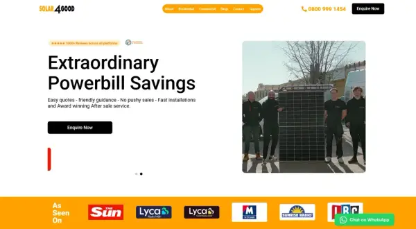 Trois hommes posent avec des panneaux solaires. Obtenez votre prix radio chat pour des économies d'énergie exceptionnelles.