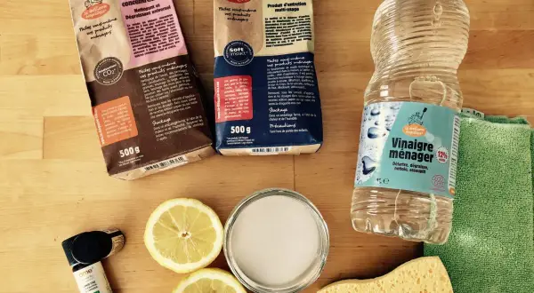 Vinaigre, bicarbonate de soude, cristaux de soude, citron, huile essentielle et éponge pour enlever odeur urine chat.