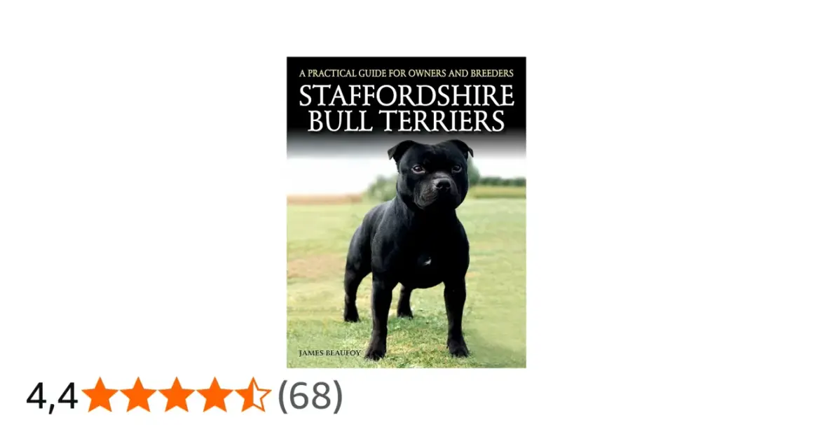 Un Staffordshire Bull Terrier noir, fier et musclé, pose sur l'herbe. La couverture du livre "Staffordshire Bull Terriers" est visible.