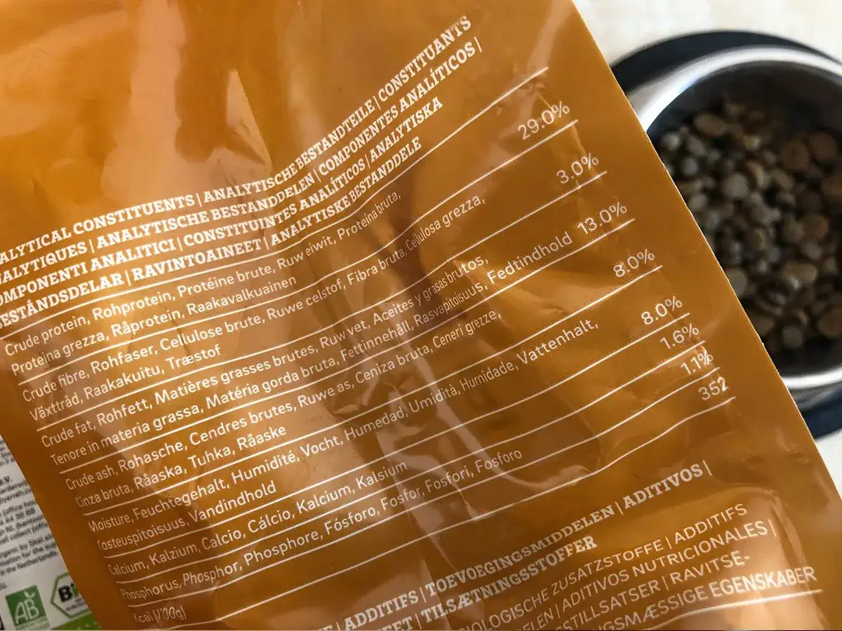 Ingr&eacute;dients pour choisir croquettes chat : prot&eacute;ines 29%, lipides 13%, cendres 1.1%, humidit&eacute; 8%.