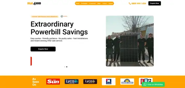 Trois hommes posent avec des panneaux solaires. Obtenez votre prix radio chat pour des économies d'énergie exceptionnelles.