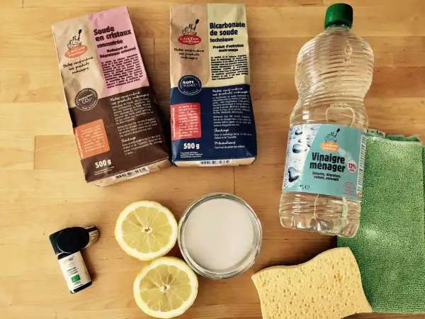 Vinaigre, bicarbonate de soude, cristaux de soude, citron, huile essentielle et éponge pour enlever odeur urine chat.